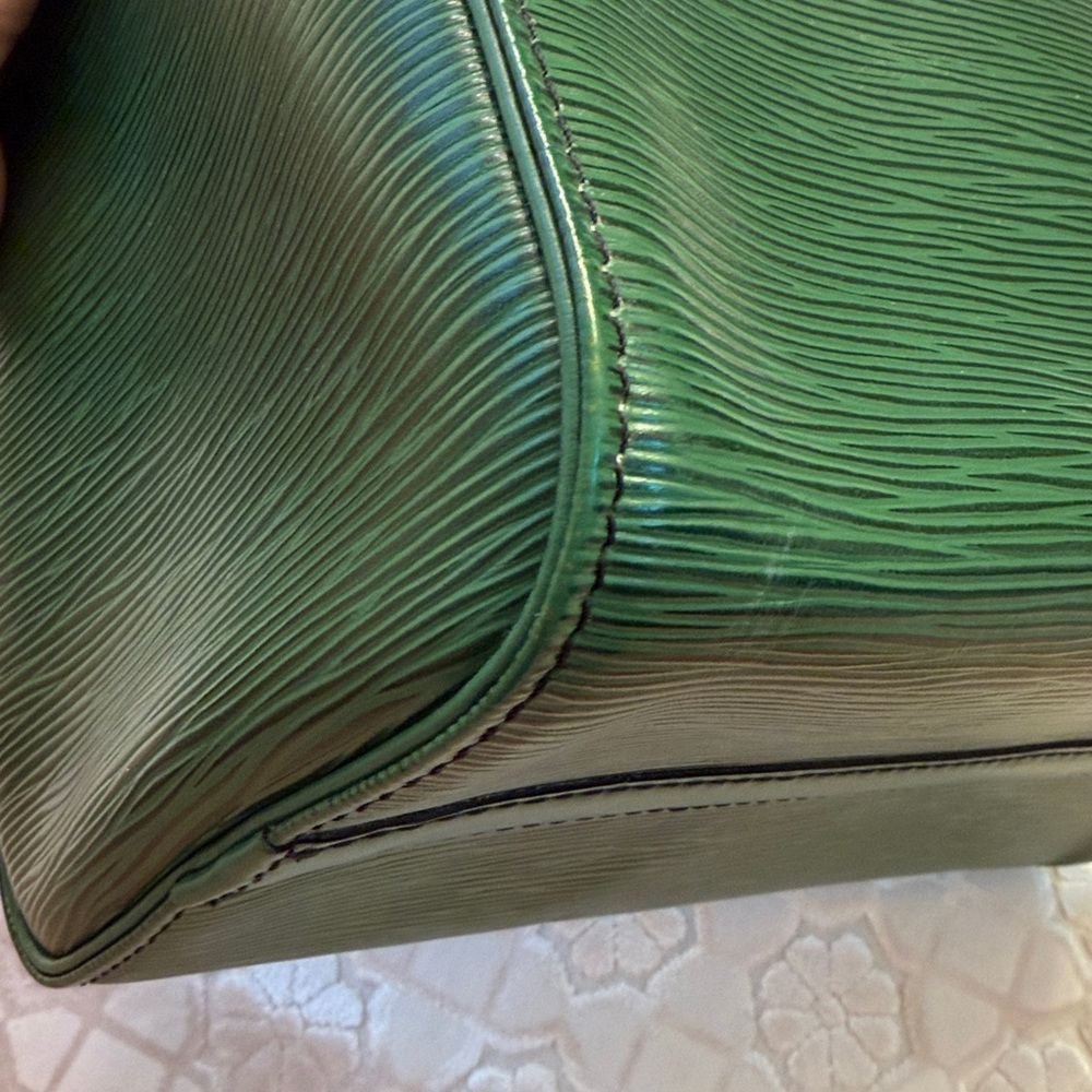 Authentic Vintage Louis Vuitton Speedy 25 in Epi Leather - Picture 12 of 16